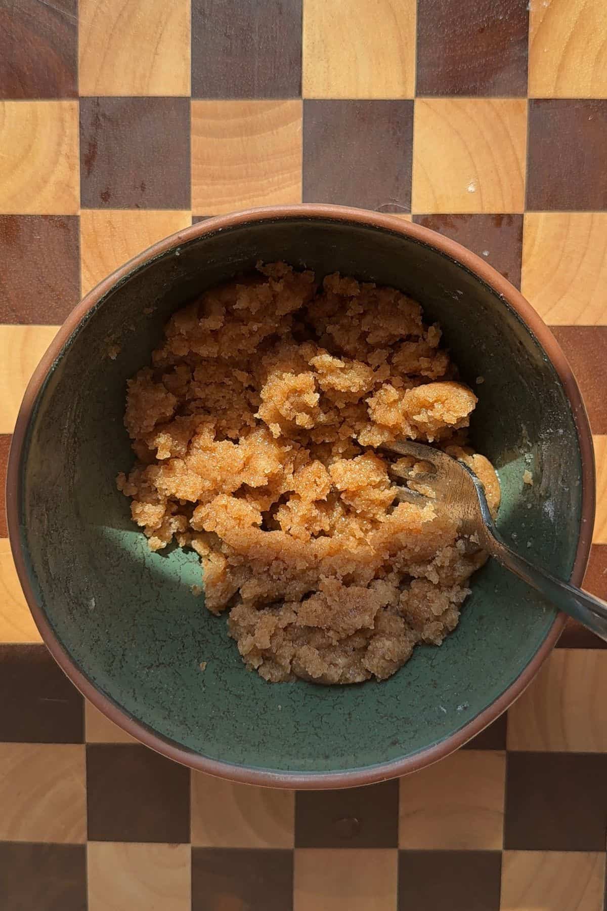 Streusel in a green bowl.
